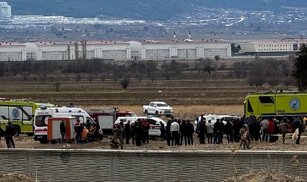 Açıklamada, "Uçuş eğitimindeki iki helikopterin birbiri ile temas etmesi sonucu kaza meydana gelmiştir. UH-1 helikopteri kaza kırıma uğramış, AB-206 helikopteri emniyetle yere iniş yapmıştır" denildi.