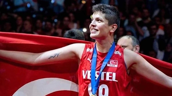 Voleybolun Sesi’nde yer alan iddiaya göre; Türkiye’de Bursa, Bahçelievler, Vakıfbank ve THY forması giyen Ebrar Karakurt önce İtalya Ligi’ne oradan da Rusya Ligi’ne transfer olmuştu.