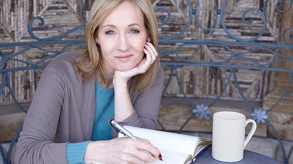 9. J.K. Rowling'in Harry Potter serisinin ilk kitabı hangi yılda yayımlandı?