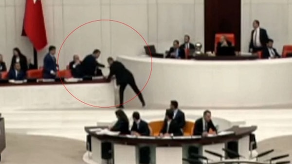 Konuşmasının ardından kürsüden inen CHP'li Aygun, elindeki kirli su dolu şişeyi Bakan Kurum'un önüne koydu. Bu harekete öfkelenen Kurum, eliyle şişeyi fırlattı. Meclis'te tansiyon yükseldi; görüşmelere ara verildi.