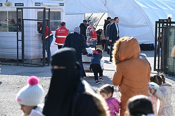 Bakan, geri dönüşlerin insan haklarına saygılı, medeniyet değerlerine bağlı ve kamu düzenini koruyarak yönetildiğini vurguladı.