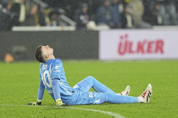 32.dakikada Livakovic'in sakatlığıyla üzülen Fenerbahçe, Edin Dzeko'nun ayağından şık bir gol buldu.