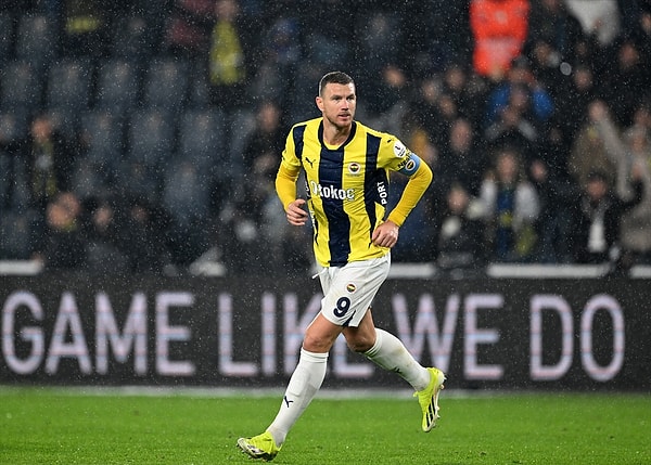 Fenerbahçe, Edin Dzeko ve En-Nesyri'nin golleriyle Başakşehir'i 3-1 yendi. Maça damgasını vuran ise Edin Dzeko'ya yapılan hareket oldu.