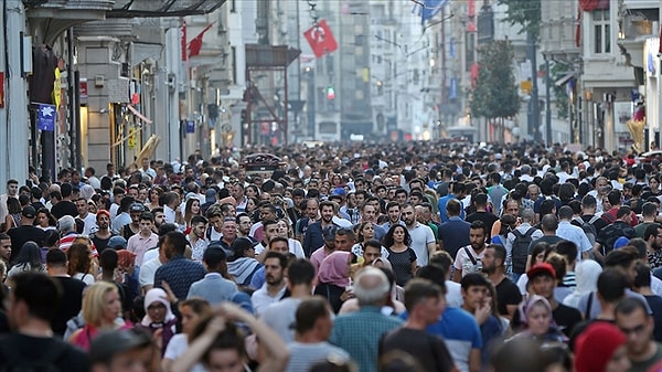 Ayrıca emeklilik yaşına da değinen Acemoğlu, "Türkiye’de insan kaynakları daha aktif kullanılmak yerine erken emekli ediliyor." açıklaması yaptı.