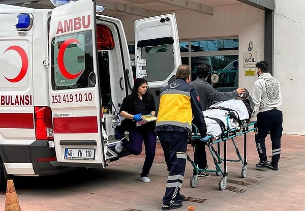 Ferdi Tayfur geçtiğimiz saatlerde apar topar hastaneye kaldırıldı. Marmaris'te yaşayan Tayfur'un yakınlarının 112 Acil’i arayarak ambulans istediği, eve gelen ekipler hareket halindeylen Ferdi Tayfur'un aniden fenalaştığı öğrenildi.