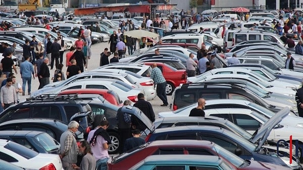 Bakan Bolat, emlak sektöründe yapılan düzenlemenin ardından otomotiv sektörü için de benzer adımlar atıldığını belirtti. Çalışmaların tamamlanmak üzere olduğunu açıklayan Bolat, “Otomotivdeki düzenlemeyi de 1 Ocak 2025’te yürürlüğe sokacağız” diyerek sektördeki yetkisiz satışlara karşı kararlılık mesajı verdi.