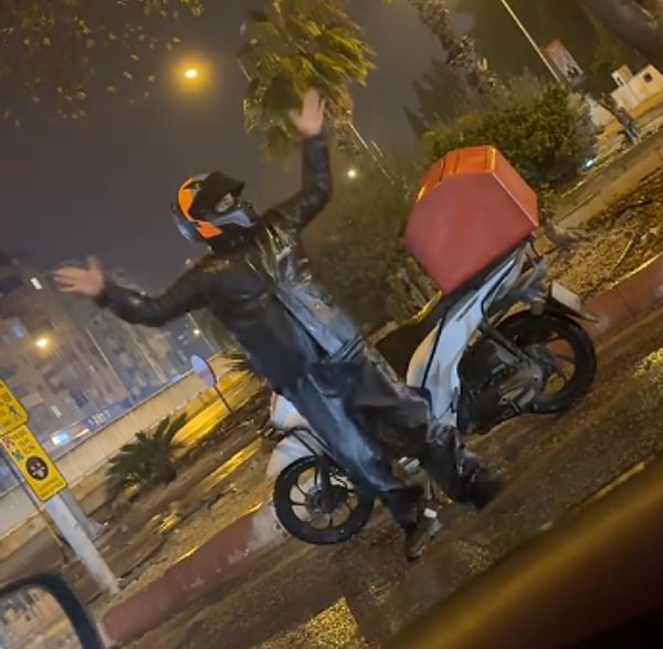 Adeta yarınlar yokmuş gibi dans eden kurye, sosyal medyada binlerce beğeni alırken yüzlerde kocaman bir gülümseme bıraktı.