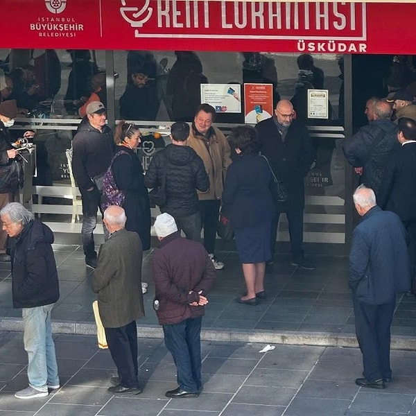 Tabi 'azardan' sonra fotoğrafın uzaktan çekilmesi goygoycuların diline düştü. Fotoğrafa birbirinden komik ve eğlenceli yorumlar geldi. Hadi hep birlikte biraz da gülelim!👇🏻