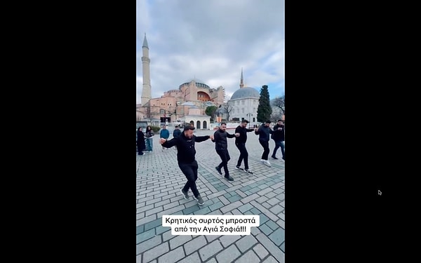 Yunanistan'dan ülkemize gelen bir grup Yunan turist, Ayasofya'nın önünde yöresel danslarını sergiledi.