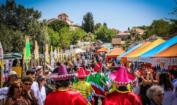 Yöresel bir festivale gitmeyi düşünüyorsun ve epey bir heyecanlısın! Festival alanında nelerin ilgini çekeceğini söyler misin?