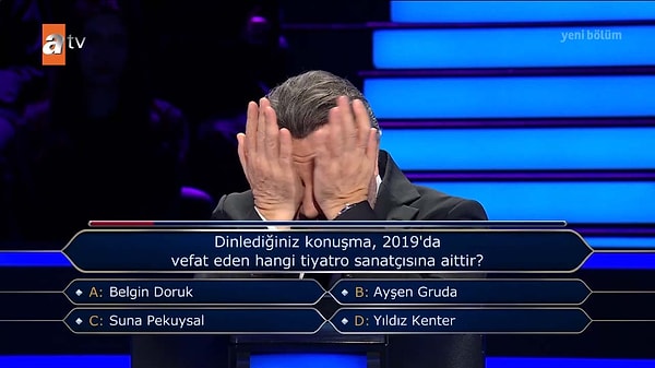 "Dinlediğiniz konuşma, 2019'da vefat eden hangi tiyatro sanatçısına aittir?" sorusunda duayen tiyatro sanatçısı Yıldız Kenter'in sesini duyan Oktay Kaynarca, soruyu ağlayarak okudu.