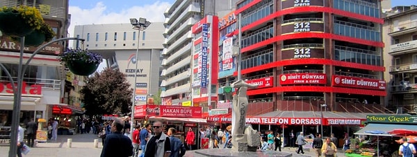 (11.55) Toplantının Ankara'da yapılması nedeniyle bir kısım Ankara'yı düzenli bir şehir olduğundan dolayı övdü, diğer kentlerle kıyasladı.