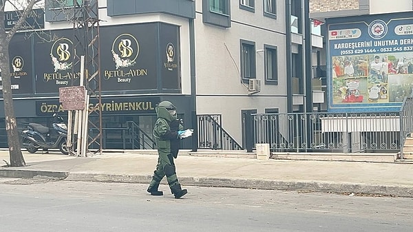 Patlayıcı olup olmadığı belirlenemeyen, ancak dış görünüşü el bombasına benzeyen cisim incelenmek üzere Bomba İmha Şube Müdürlüğü'ne götürüldü. Bomba İmha Şube Müdürlüğü'nde incelenen cismin, içindeki patlayıcı madde boşaltılarak etkisiz hale getirilmiş el bombası olduğu belirlendi. Polis ekipleri el bombasının kaldırıma nasıl geldiğini belirlemek için çalışma başlattı