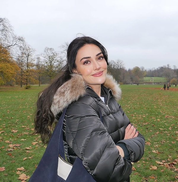 Hatta gönül fetheden bu dump içine Esra Bilgiç'in tek başına olduğu bir kareyi de koyarak övgü yağmuruna tutuldu.