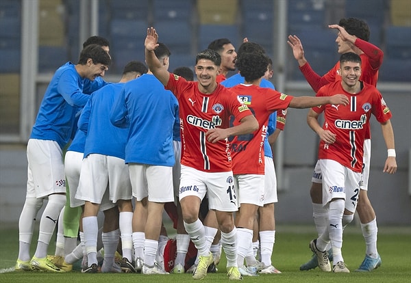 Kasımpaşa'nın "çocuk" yaştaki futbolcuları as kadroyla maça çıkan Gençlerbirliği'ni 1-0 yenerek takımlarını gruplara bıraktı.