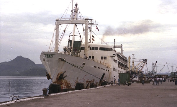 20 Aralık 1987 Filipinler’in unutulmaz karanlık günü. Doña Paz adlı feribot kapasitesinin çok üstünde yolcu taşıyarak Manila’ya doğru yol alıyordu. 1500 kişilik gemide resmi kayıtlara göre tam 4000’den fazla insan vardı.