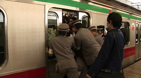 Sonuç olarak dünyanın en gelişmiş metro ağlarından biri olan Tokyo metrosu milyonlarca insanın aynı anda kullandığı bir sisteme dönüşüyor ve bazı saatlerde yoğunluk kaçınılmaz hale geliyor.