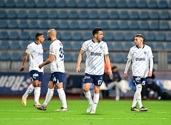 Fenerbahçe ilk 6'da yer alan takımlardan Galatasaray ve Beşiktaş'a derbilerde mağlup oldu. Fenerbahçe, Galatasaray'a 3-1 evinde, Beşiktaş'a 1-0 deplasmanda kaybetti.