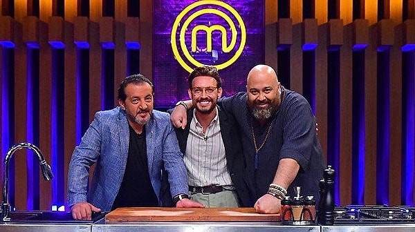 MasterChef Türkiye'de finale az bir zaman kala yarışmacıların heyecanı tavan yaptı. Yarışma stresi, rekabet ve her gün mücadele, derken fragmanda herkesi üzen bir olay yaşandı. MasterChef'in sevilen yarışmacılarından Onur, sebepsiz yere şeflere yemeğini sunarken hüngür hüngür ağlamaya başladı. Onur'u ağlatan o anlara sosyal medyada izleyenlerden tepkiler yükseldi.