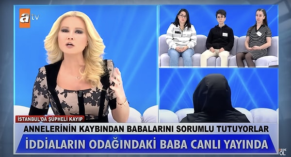 Baba Yusuf yüzünü göstermek istemediği için sırtı dönük ekrana çıktı. Siyah kapüşonlu giyerek stüdyoya gelen baba, şapkasını da takınca Müge Anlı'nın dikkatini çekti. Anlı, "Neden bu kadar saklanıyorsunuz?" diyerek Yusuf Bey'e "Korkacak bir şeyi olan saklanır. Bence yüzünüzü gösterin." telkinde bulundu.