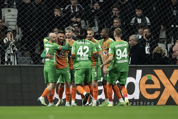 Beşiktaş 5.dakikada şok bir golle 1-0 geriye düştü. Nuno Lima'nın golüyle konuk ekip büyük bir sevinç yaşadı.