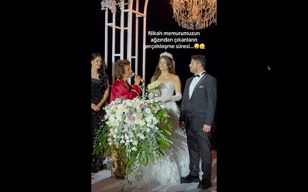 Bir nikah memuru, evlenen çifte “Mutluluk yağmurları yağarken dilerim şemsiyesiz kalırsınız” diyerek tatlı bir dilekte bulundu.