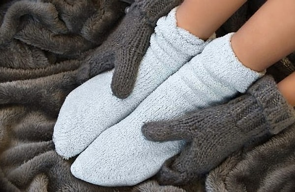 People who experience chronic cold feet may have high cholesterol.