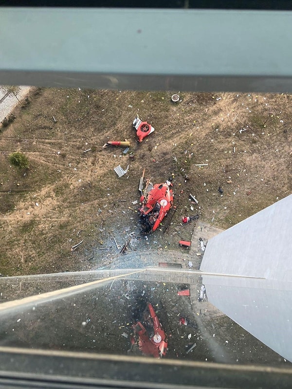 Bugün sabah saatlerinde Antalya'ya gitmek için havalanan ambulans helikopter, havalandıktan bir süre sonra yoğun sis dolayısıyla hastane binasına çarparak kaza kırıma uğradı.