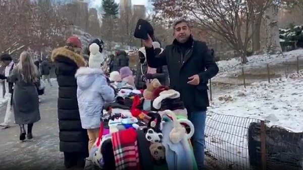 Eski lüks yaşamına gönderme yaparak “Bir zamanlar jetten inmeyen Sezgin Baran Korkmaz, şimdi Central Park’ta buz gibi havada korsan işporta tezgahı açtı.” notunu paylaşımına ekledi.