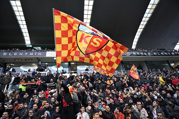 60.dakikada ise Kayserispor tribünlerinden bir kişi sahaya atlayarak Muslera ve Torreira ile selfie çektirdi. Bunu gören bir başka taraftar da bu kişiyi darp etmek için sahaya indi ve oyun yaklaşık beş dakika durdu.