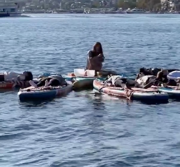 Doğa seslerinden özel frekanslara kadar birçok sesle yapılan bu terapiyi, İstanbul’un eşsiz manzarası eşliğinde deneyimleyen Elvin Levinler, o anları takipçileriyle paylaşmayı ihmal etmedi.