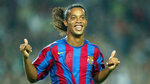 Memleketten gelen fıstığı sadece Ronaldinho'nun Barcelona maçlarında zuladan çıkarırdık. Öyle bir kariyerdi ve 10.sırada yer alıyor.