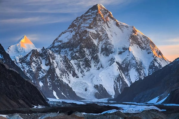 8.611 metre yüksekliğiyle Everest'ten 238 metre daha kısa olmasına rağmen K2, ölümcül doğası ve zorlu rotalarıyla dağcılar için çok daha büyük bir tehdit oluşturuyor.