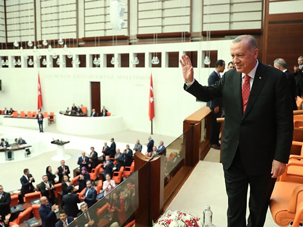 Anayasa değişikliğinin mevcut Meclis aritmetiği ile referandum yapılmadan zor olacağını vurgulayan Zeyrek, TBMM'de alınacak erken seçim kararı üzerinde durdu. İşte Deniz Zeyrek’in Nefes gazetesindeki yazısından bir bölüm: