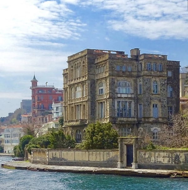 Yalı, 19. yüzyılın ikinci yarısında birçok önemli binada imzası olan Fransız mimar Alexandre Vallaury tarafından yapıldı. Yalının en önemli özelliği ise diğer yalılardan farklı olarak şato görünümüne sahip olması.