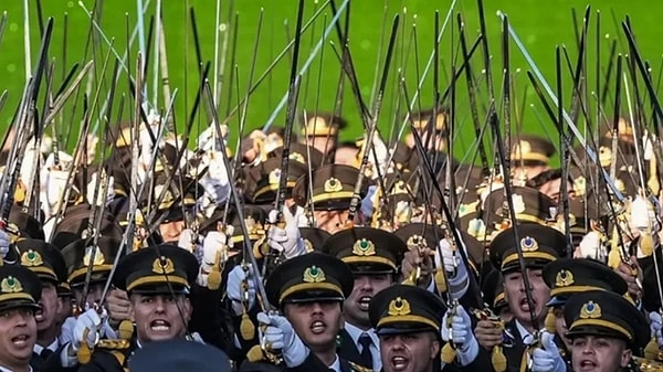 Hatırlanacağı gibi Kara Harp Okulu mezuniyet törenine damga vuran 'kılıçlı yemin' töreniyle ilgili 5 teğmen disipline sevk edilmişti.