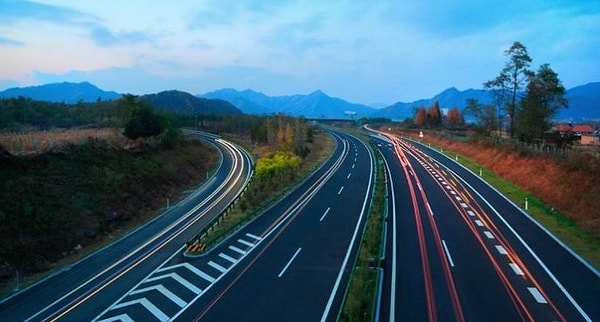 Otoyollarda yayalar, bisikletler ve motorsuz araçların bulunmasına genellikle izin verilmez. Şehir içi karma bir yapıdadır ve sokak lambaları genellikle yayalar ve motorsuz araçlar için güvenlik sağlar. Ancak otoyollar düz ve basit bir yapıda olduğu için böyle bir ihtiyaç söz konusu değildir.