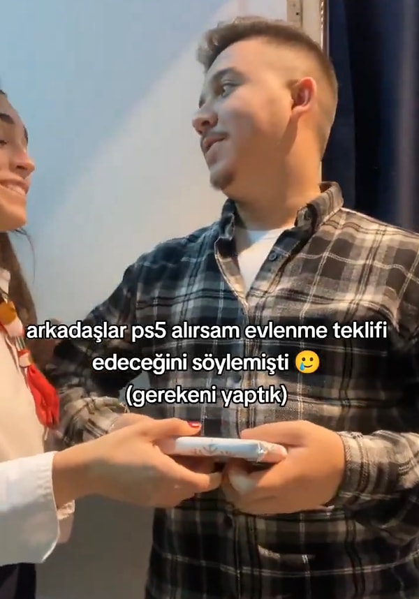 Adam, hediye paketini açınca ilk olarak bir oyun gördü ve anlam veremedi.