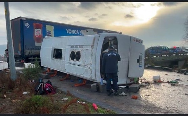 Kazanın ardından olay yerine çok sayıda ambulans ve itfaiye ekibi sevk edildi. Yaralı öğrenciler çevredeki hastanelere kaldırılırken, yetkililer kaza ile ilgili soruşturma başlatıldığını bildirdi.