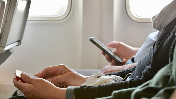 The first is to avoid watching videos or playing games loudly on the plane. If a child is watching something loudly on a tablet, it can be particularly unsafe for the crew.