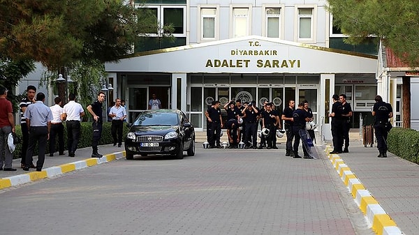 NTV’de yer alan habere göre, davanın ikinci duruşması yarın Diyarbakır Adliyesi’nde geniş güvenlik önlemleriyle birlikte yapılacak.