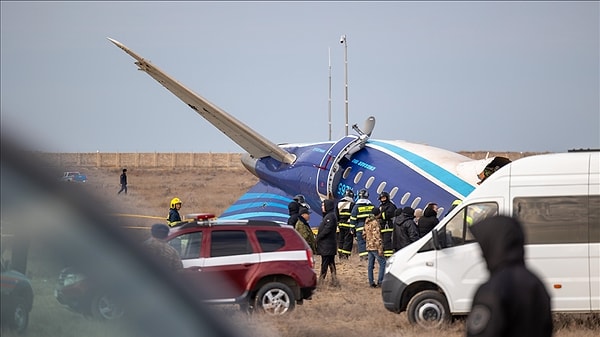 Azerbaycan Havayolları'na ait yolcu uçağı, dün acil iniş sırasında Kazakistan'ın Aktau kenti yakınlarında düştü. Verilen bilgilere göre, sis nedeniyle rotası değiştirilen uçak düşmeden önce Hazar Denizi üzerinde acil durum sinyali gönderdi.