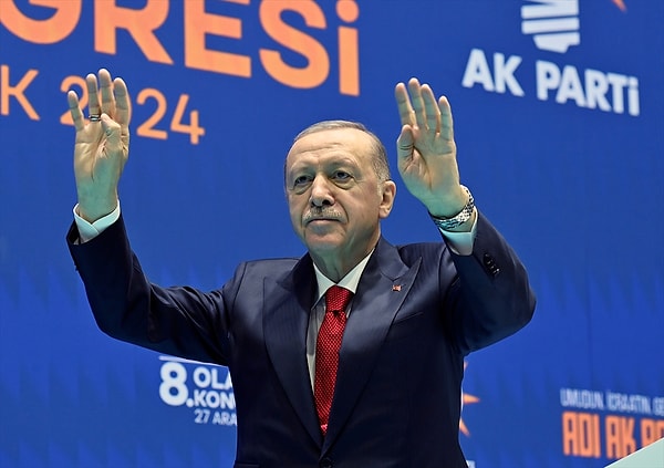 Erdoğan, "Egoları cüsselerinden büyük kibir abidelerinin ülkenin kazanımlarını heba etmesinin önüne geçmek için saflarımızı, aynen burada olduğu gibi, mutlaka sıklaştırmalıyız." dedi.