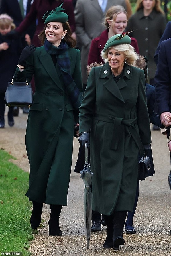 Ancak, bu anın arkasında çok daha derin bir anlam yatıyor. Vücut dili uzmanı Judi James, Kate’in Prens William’dan bir süre ayrı kaldığında yaşadığı gerginliği ve William’ın, mesafeden bile olsa eşine sunduğu desteği vurguladı.