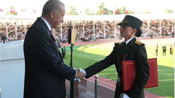 “Biz, Atatürk'ün izinden yürüyen ve harbiyeli ruhunu taşıyan subaylarız. Farklı bir şekilde hareket etmemiz mümkün müydü? Bu olayda bir organizasyon ya da başka bir etki aramak, bizim gibi ülkesine bağlı, iyi yetişmiş ve mesleğine tutkuyla bağlı genç subayları derinden yaralıyor” diyen Eroğlu, süreçten duyduğu üzüntüyü dile getirdi.