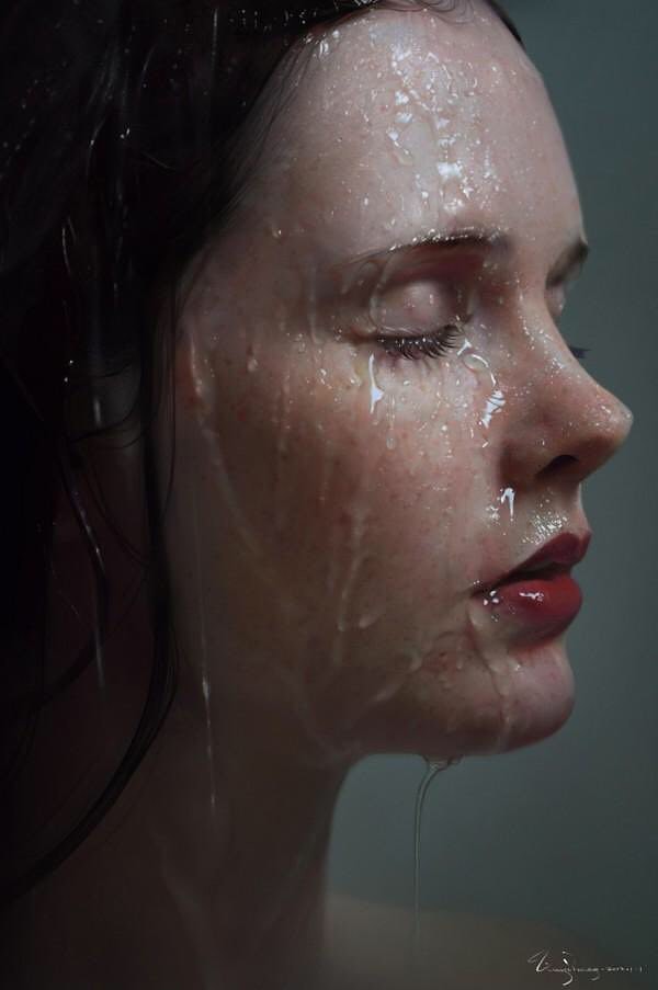 3. Bir resim de fırça darbeleriyle şaheserler yarayan ressam Alyssa Monks'dan