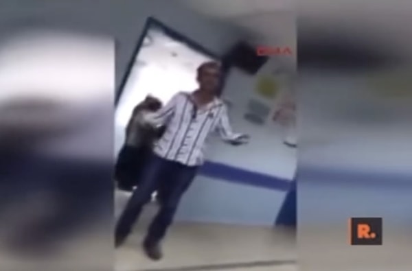 Videolarıyla acil servislerin gereksiz meşgul edilmesine dikkat çeken 3 doktor hepimizin merak ettiği "Tavuk acile gelmeli mi?" sorusunu da yanıtladı.