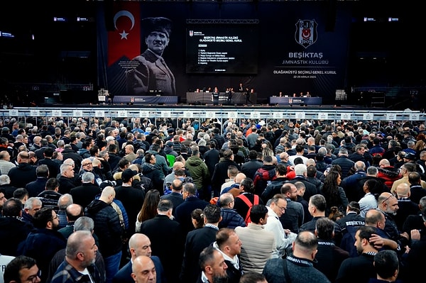 Beşiktaş’ta yapılan olağanüstü seçimli genel kurul toplantısında başkan adayları Serdal Adalı ve Hüseyin Yücel’in sırasıyla yaptığı konuşmaların ardından oy verme işlemi başladı.