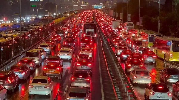 İstanbul Valiliği yaptığı açıklamayla 31 Aralık Salı günü yılbaşı nedeniyle oluşabilecek trafik yoğunluğu ve alınacak güvenlik tedbirleri nedeniyle okul çıkışlarının 16.00'ya kadar tamamlanacağını duyurdu.