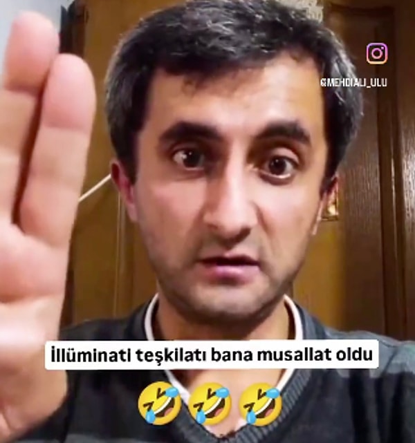 “İllüminati teşkilatı bana musallat oldu” diyen şahıs, bu süreçte kendisine 2 milyon dolar önden ödeme ve her ay 500 bin dolar maaş teklif edildiğini öne sürdü.